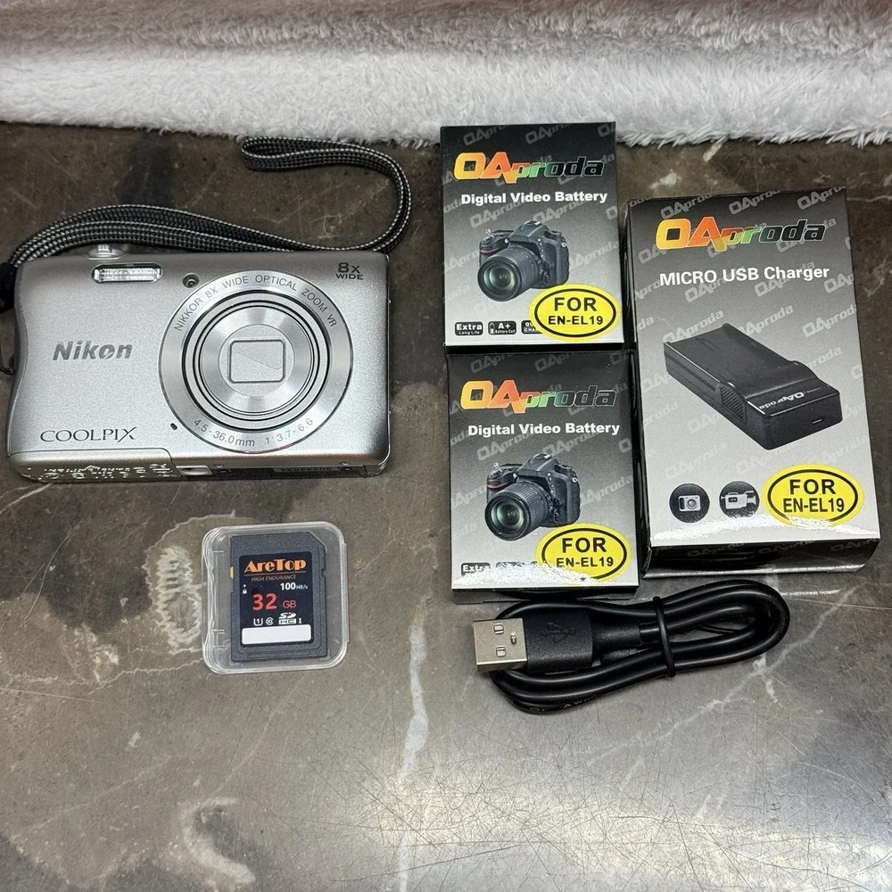 Nikon COOLPIX S3700 20.1MP Digital Camera Silver***READ****